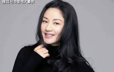 52岁瞿颖带女儿打网球秀腹肌！男友当球童亲子互动超甜